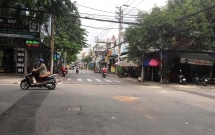 duoi theo cuop lay lai dien thoai chang trai tre bi xe tai can tu vong o sai gon
