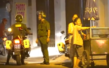 mot nguoi phu nu lon tuoi bi thanh nien chem nhieu nhat vao nguoi de cuop tai san trong nha