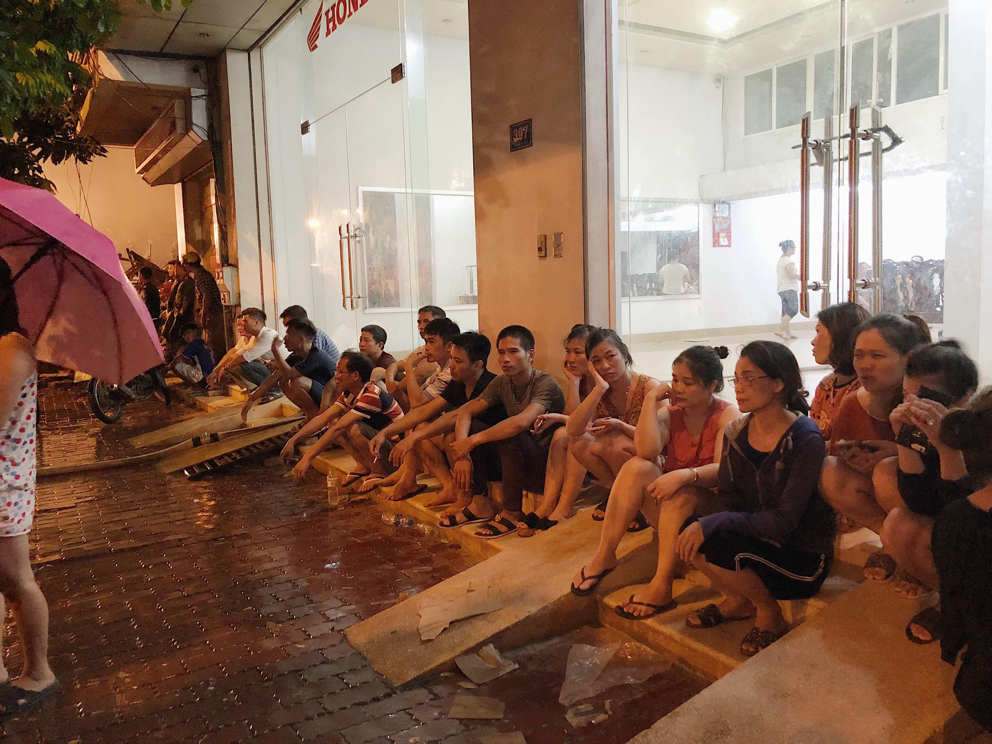 xot xa canh tieu thuong soc den ngat xiu sau vu chay cho gao chung toi khong lam duoc gi ca chi khoc thoi