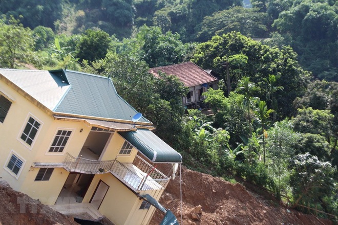 bung tinh giua dem gia dinh o hoa binh hoang hon thay nha 2 tang nghieng truot xe dich ra phia long ho