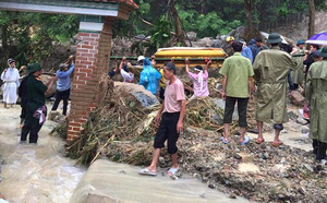 bung tinh giua dem gia dinh o hoa binh hoang hon thay nha 2 tang nghieng truot xe dich ra phia long ho