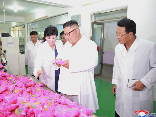 Phu nhân Triều Tiên Ri Sol-ju tái xuất, xinh đẹp rạng rỡ trong chuyến thị sát cùng chồng phu nhan trieu tien ri sol ju tai xuat xinh dep rang ro trong chuyen thi sat cung chong