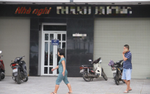 nguoi dan ong tu vong trong nha nghi nong nac mui thuoc tru sau