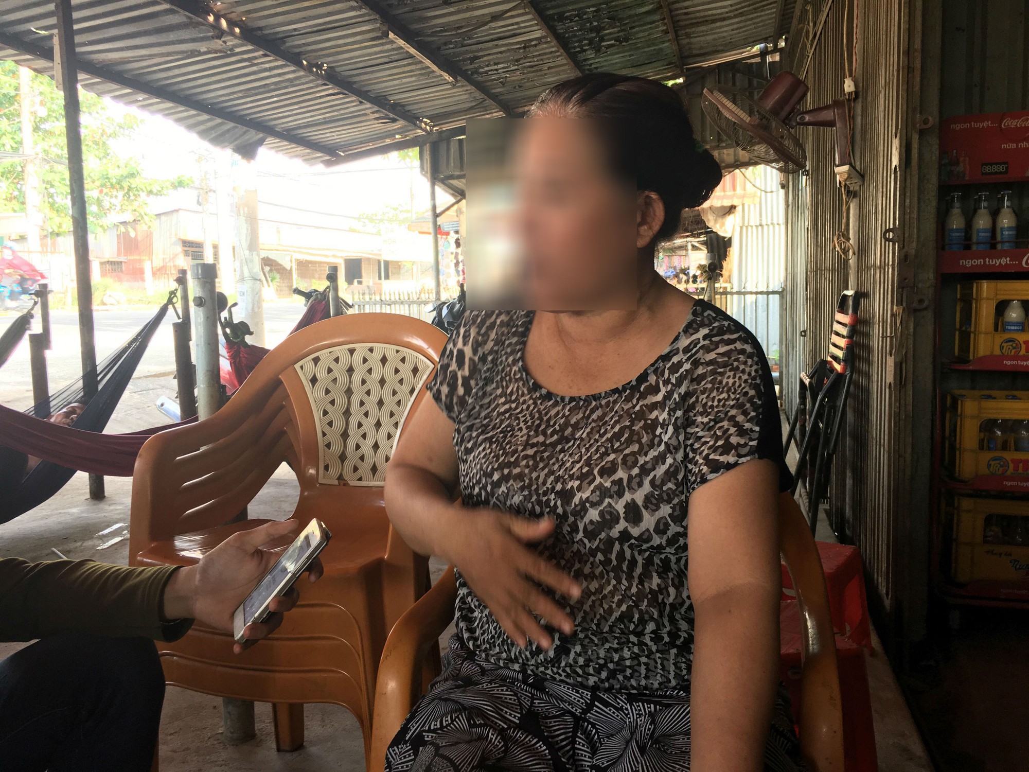 vu be gai 5 tuoi bi co giao mam non tat sung mat nghi nut xuong ham dinh chi co so mam non dua be gai di giam dinh