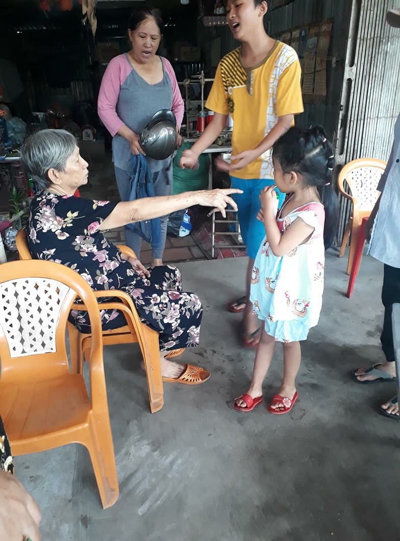 uong sua bi non be gai 5 tuoi bi co giao mam non tat ran xuong ham