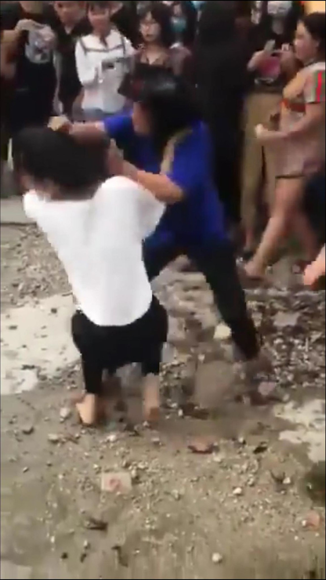 cong an den can ngan 2 nu sinh danh nhau cau noi cua nguoi quay clip khien tat ca phan no