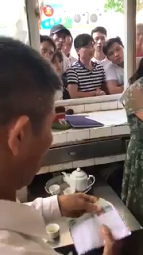 nguoi phu nu mac ao blouse mao danh bac si de lua tien ngay trong benh vien phu san ha noi