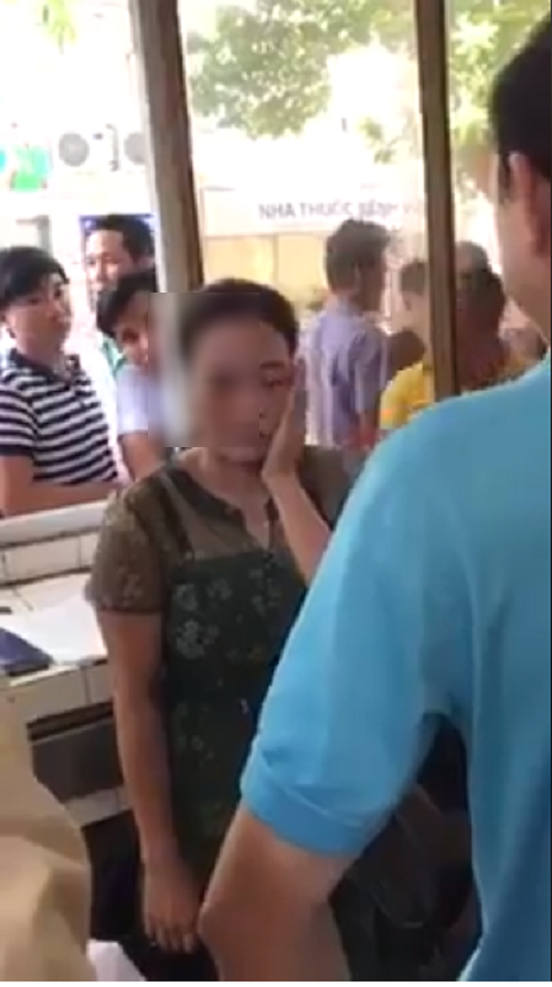 nguoi phu nu mac ao blouse mao danh bac si de lua tien ngay trong benh vien phu san ha noi