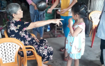 ket qua giam dinh be gai 5 tuoi bi co giao tat be bi lech mot ben ma so hai khong dam di hoc tro lai