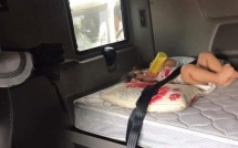 buc anh biet ke chuyen be gai nam mot minh trong cabin xe tai that day an toan ngang bung