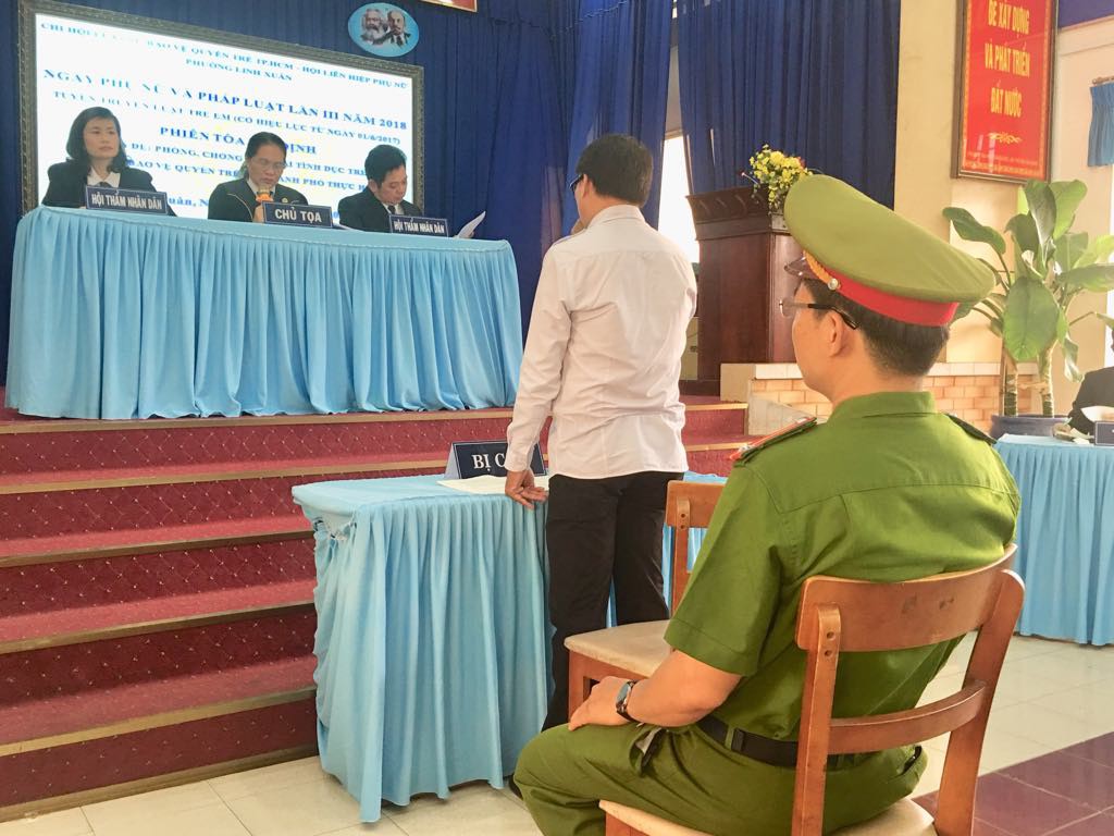 phien toa gia dinh vu be gai 10 tuoi bi nguoi tinh cua me cho di choi roi xam hai tinh duc tai quan karaoke