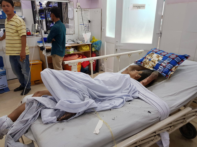 tp hcm nam thanh nien nhot ban gai gom quan ao cua ca khu tro roi cham lua dot