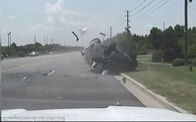 CLIP: Chiếc SUV lộn ngược 3 vòng và cái kết bất ngờ với nữ tài xế chạy trốn cảnh sát clip chiec suv lon nguoc 3 vong va cai ket bat ngo voi nu tai xe chay tron canh sat