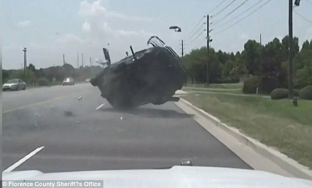 CLIP: Chiếc SUV lộn ngược 3 vòng và cái kết bất ngờ với nữ tài xế chạy trốn cảnh sát clip chiec suv lon nguoc 3 vong va cai ket bat ngo voi nu tai xe chay tron canh sat