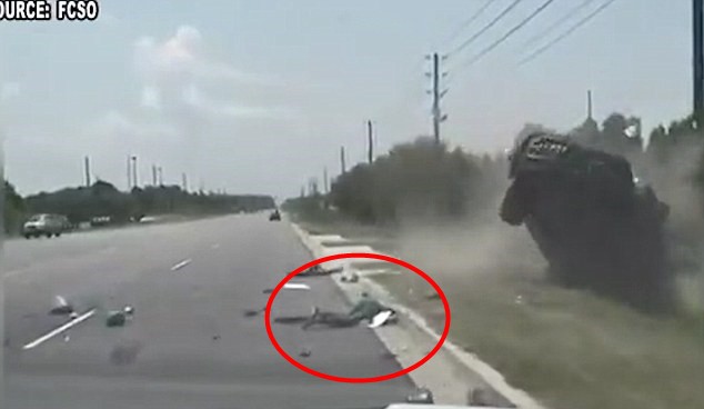 CLIP: Chiếc SUV lộn ngược 3 vòng và cái kết bất ngờ với nữ tài xế chạy trốn cảnh sát clip chiec suv lon nguoc 3 vong va cai ket bat ngo voi nu tai xe chay tron canh sat