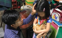 vu be gai 5 tuoi bi co giao tat phat hien cuc mau trong tai be gia dinh gui don toi hoi bao ve quyen tre em tphcm