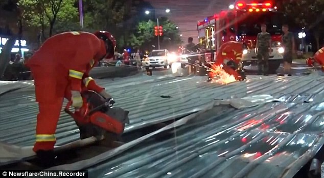 clip gio to thoi bay mai nha roi trung xe may dang di tren duong