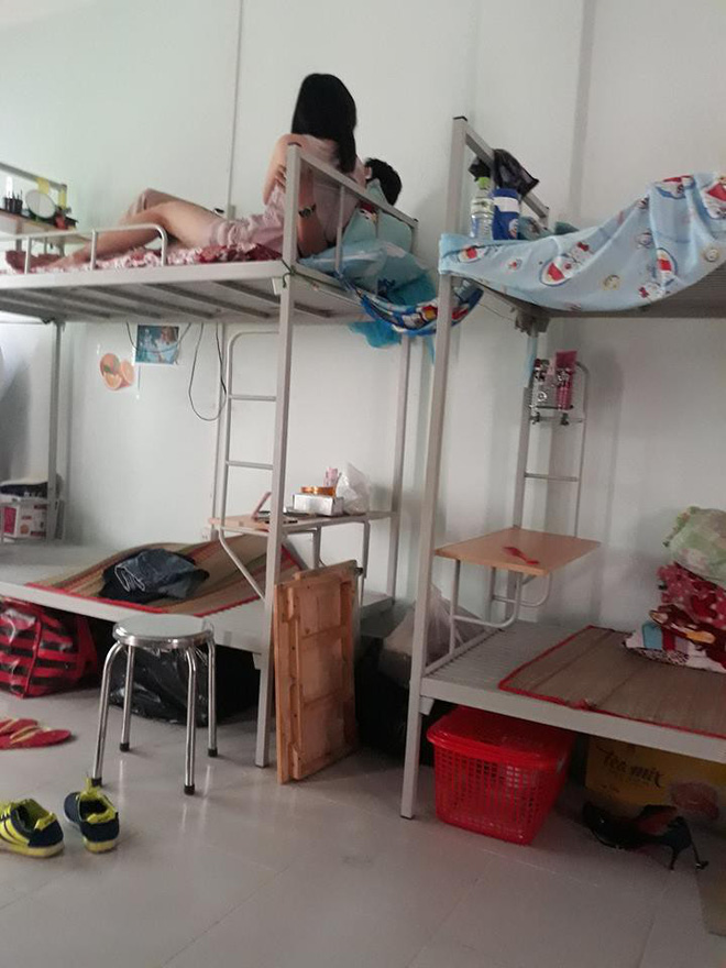 doi nam nu tren giuong ky tuc xa khien ban cung phong buc xuc dan mang ngan ngam