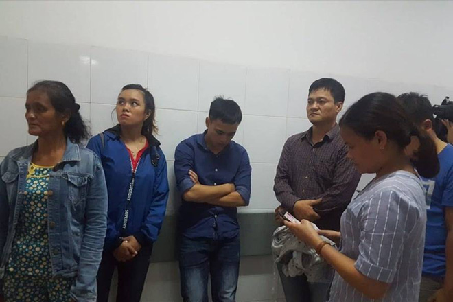 nguoi dan ong cho sinh le chay theo xe ruoc dau dau don vo toi tu vong ngay tren xe toi dap pha kinh de tim con gai