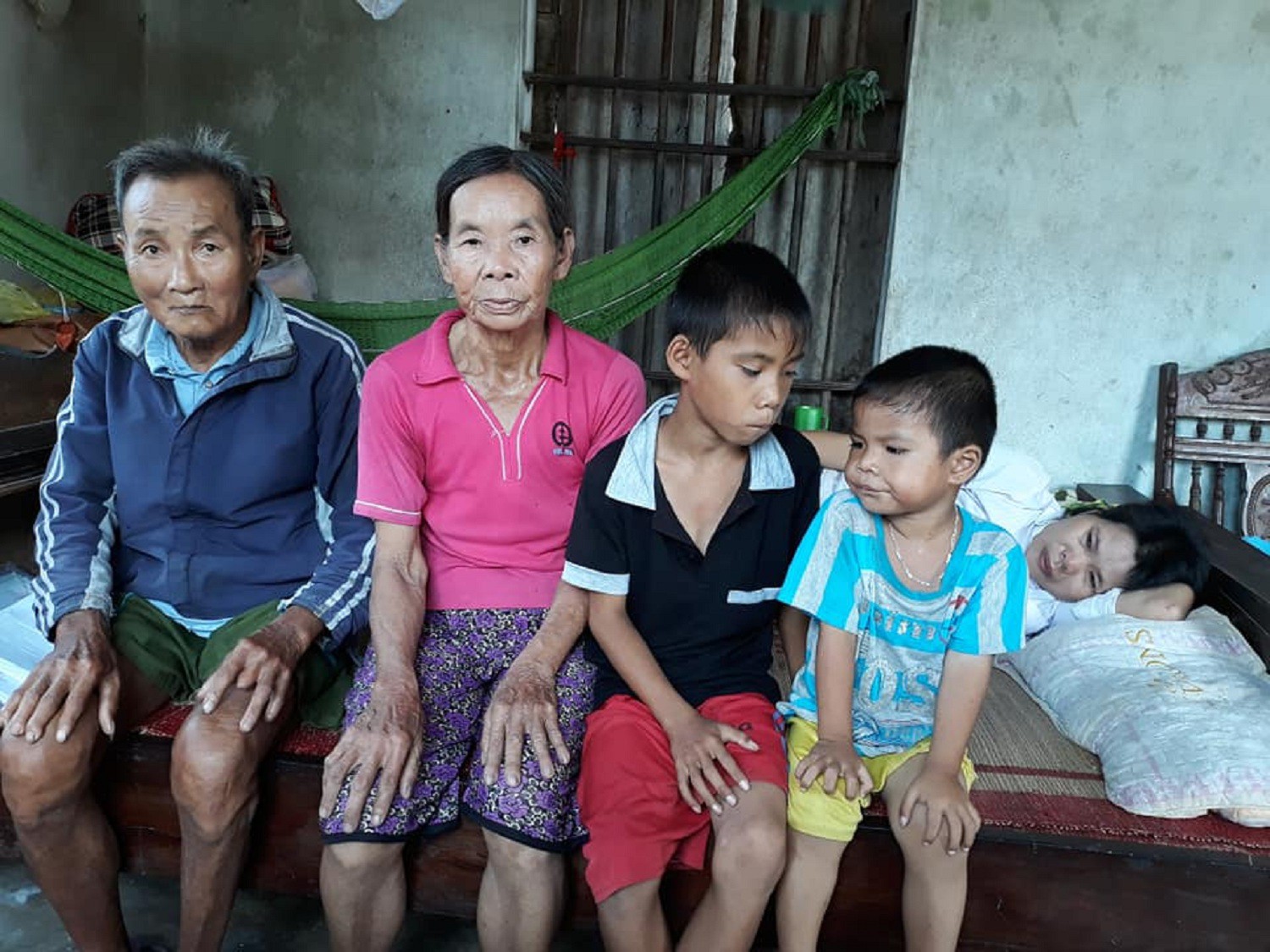 tam nguyen cuoi cua nguoi phu nu phat hien ung thu mau sau ly hon ganh nang 2 con tho cung cha me gia tan tat