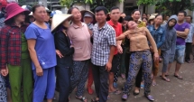 nguoi than khoc ngat khi don 13 xe cuu thuong cho thi the cac nan nhan vu tai nan xe ruoc dau tham khoc ve que nha