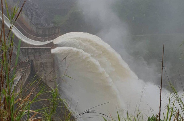 nguoi dan nghe an voi va thao nha di tan khi thuy dien ban ve xa lu