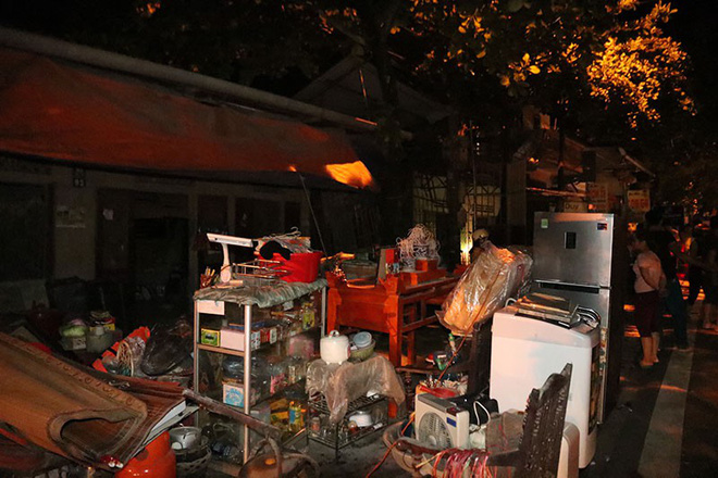 hoa binh dang ngoi an com nha ngoai quay ra da thay nha trong bi sut xuong song