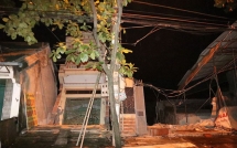 hoa binh dang ngoi an com nha ngoai quay ra da thay nha trong bi sut xuong song