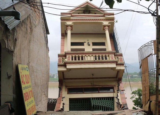 anh nhung ngoi nha nghieng nga do nat o hoa binh sau vu sat lo xuong song da