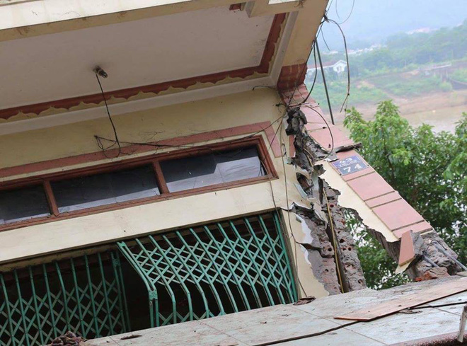 anh nhung ngoi nha nghieng nga do nat o hoa binh sau vu sat lo xuong song da