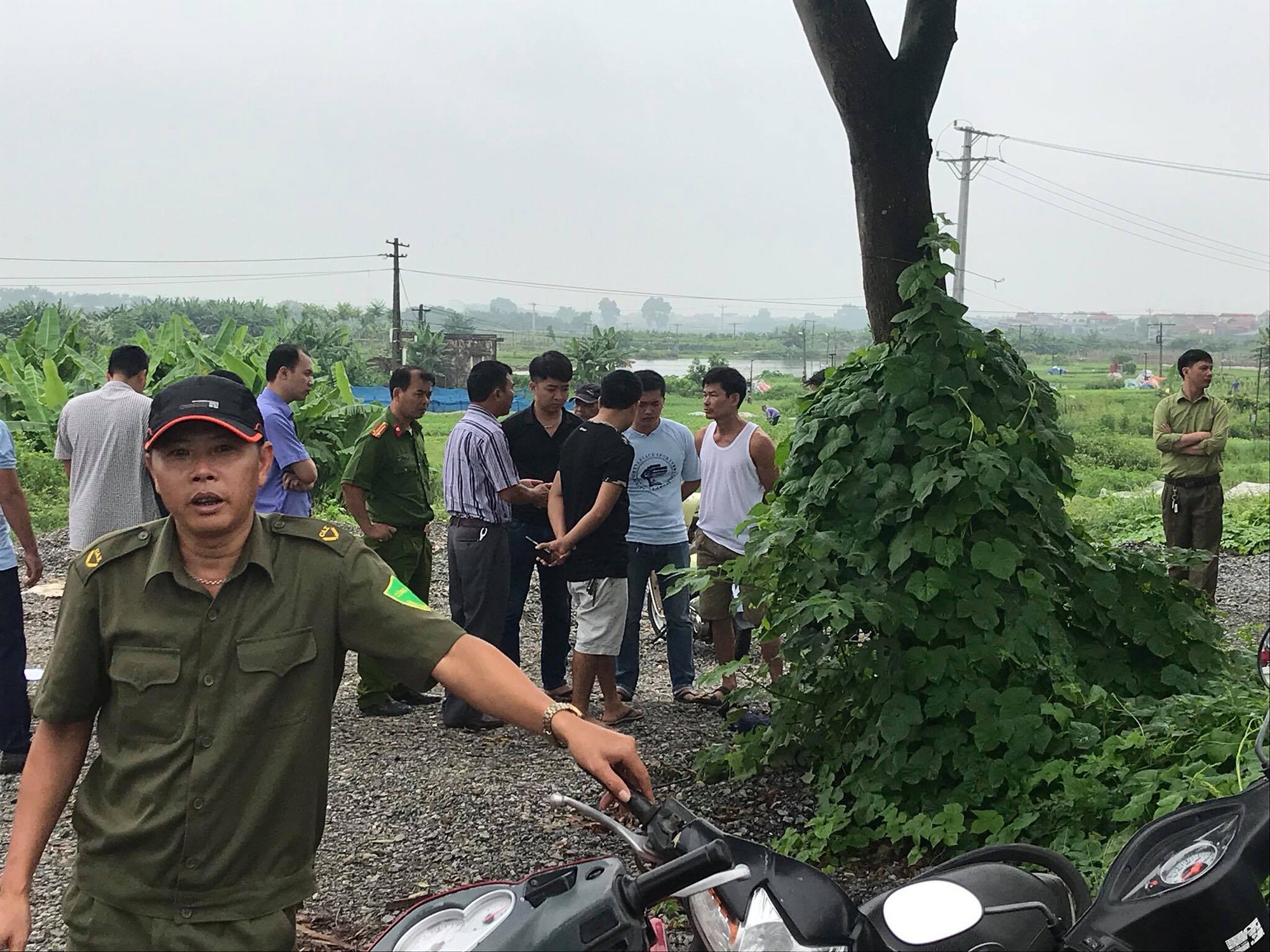 ha noi phat hien nam thanh nien tu vong ben goc cay canh chiec xe may sau dem mua