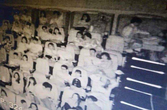 rap chieu phim cgv tam dinh chi cong viec nhan vien phat tan hinh anh cap doi than mat thai qua