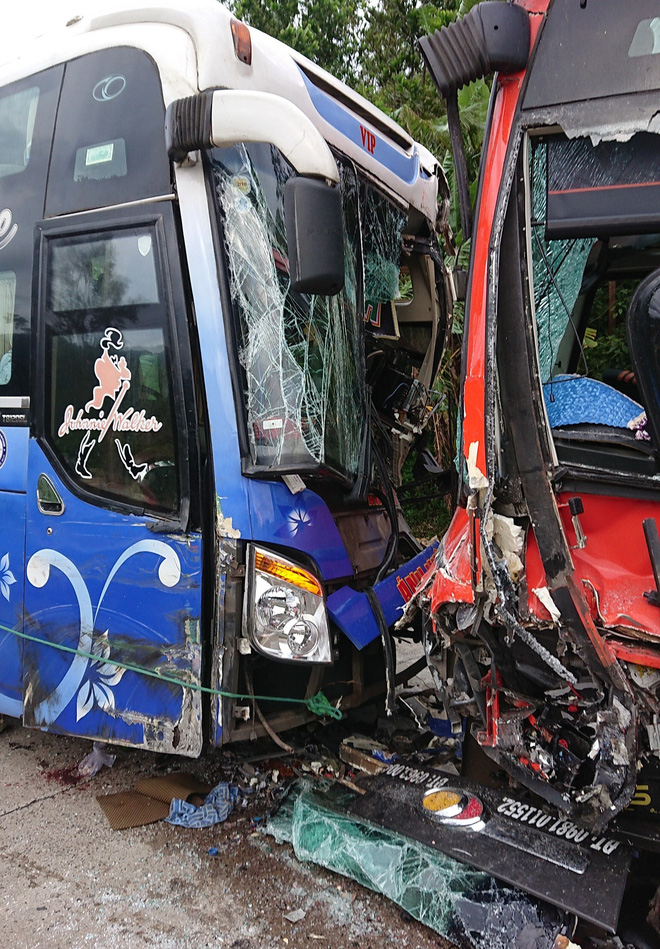 quang nam hai xe khach doi dau kinh hoang giua deo nhieu nguoi la het so hai