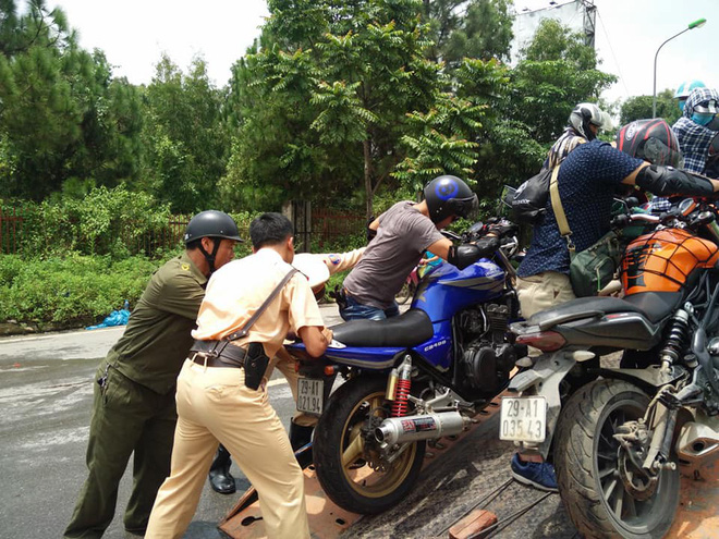 ha noi csgt dung xe chuyen dung giup dan di chuyen qua vung ngap ung