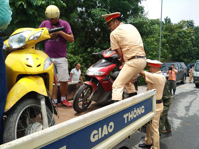 ha noi csgt dung xe chuyen dung giup dan di chuyen qua vung ngap ung