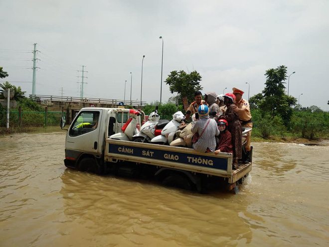 ha noi csgt dung xe chuyen dung giup dan di chuyen qua vung ngap ung