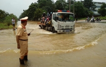 ha noi csgt dung xe chuyen dung giup dan di chuyen qua vung ngap ung