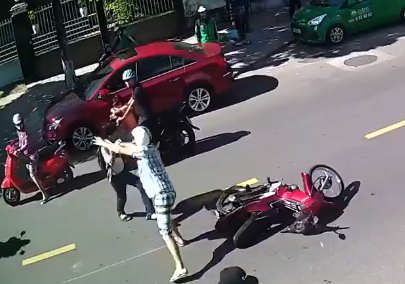 sau cu nga dau nguoi dan ong ngoai quoc xo manh cau hoc sinh nguoi viet giua duong