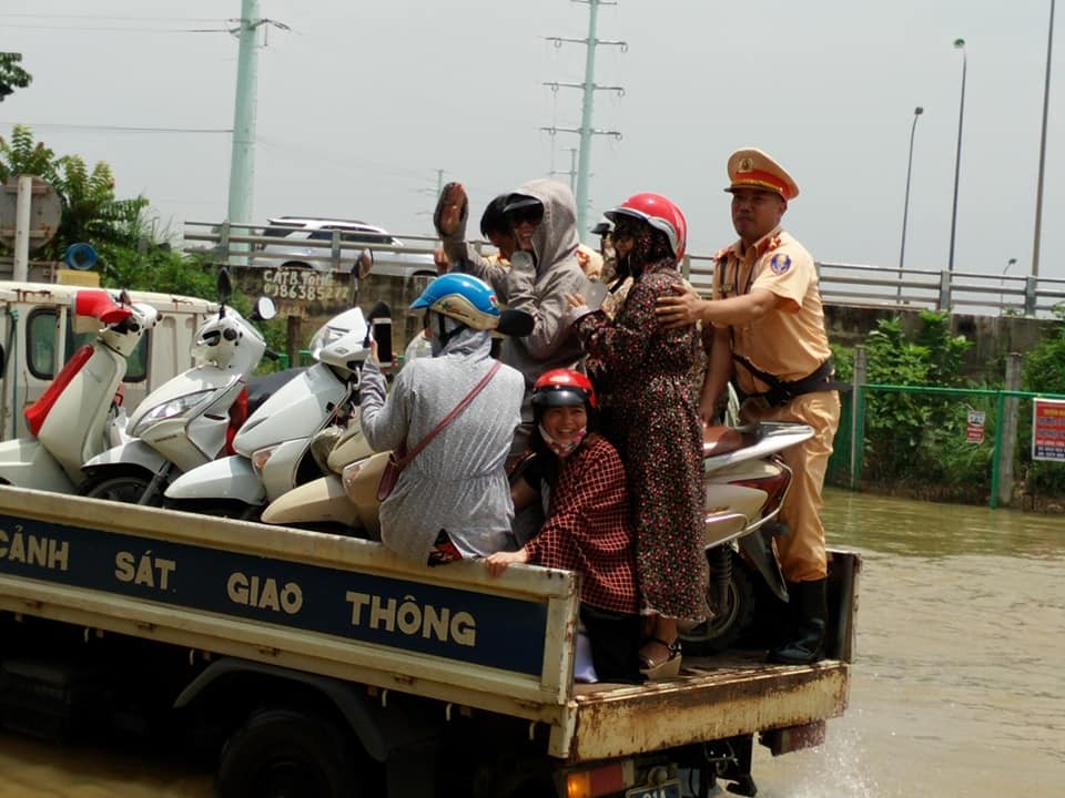 ha noi hoi chi em ninja bang qua cho ngap bang xe csgt