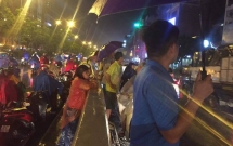 ha noi chay anh vien ao cuoi tai xa dan nhieu nguoi dan hieu ky dung xe duoi long duong theo doi bat chap mua to