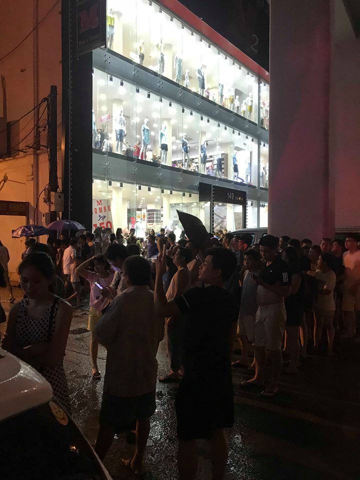 ha noi cu dan bo chay tu toa nha 37 tang giua troi mua sau tieng chuong bao chay
