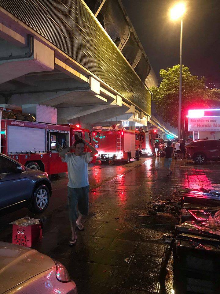 ha noi cu dan bo chay tu toa nha 37 tang giua troi mua sau tieng chuong bao chay