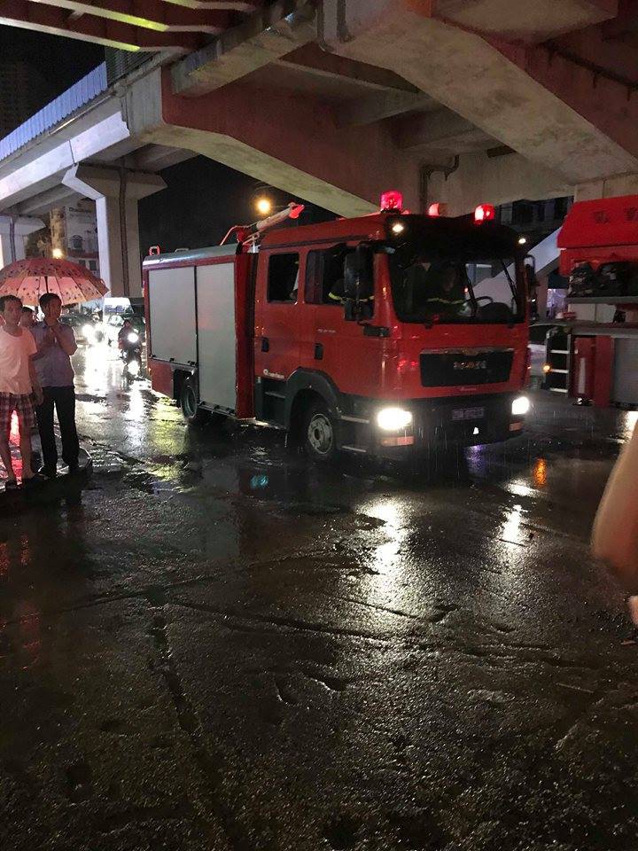 ha noi cu dan bo chay tu toa nha 37 tang giua troi mua sau tieng chuong bao chay