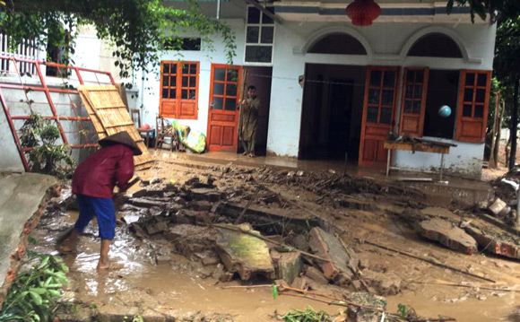 dien bien mua lu lam bi thuong nhieu nguoi cuon troi nhieu tai san
