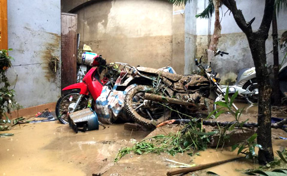 dien bien mua lu lam bi thuong nhieu nguoi cuon troi nhieu tai san