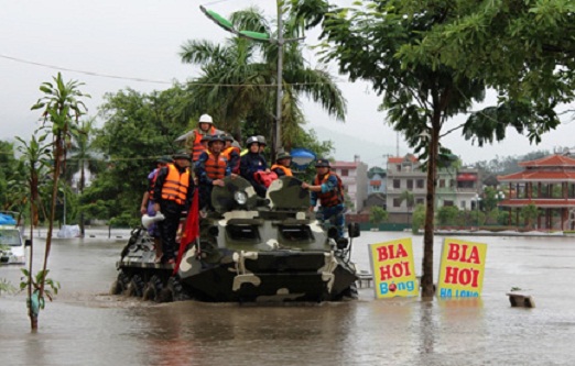 quan doi dua xe loi nuoc vao tp uong bi cuu dan