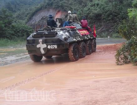 quan doi dua xe loi nuoc vao tp uong bi cuu dan