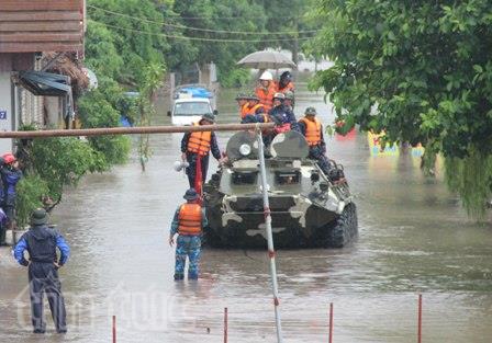 quan doi dua xe loi nuoc vao tp uong bi cuu dan