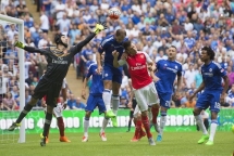 petr cech khien fan chelsea chet lang