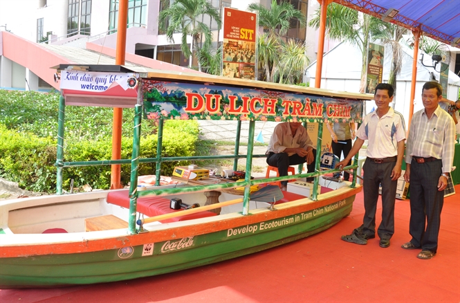 mot nong dan lap ban 6 thuyen du lich nang luong mat troi